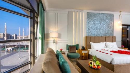 pokój hotelowy z łóżkiem i dużym oknem w obiekcie Mias Al Madina Hotel w Medynie