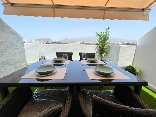 een eettafel met uitzicht op het water bij ÁTICO VISTA TEIDE in Arona