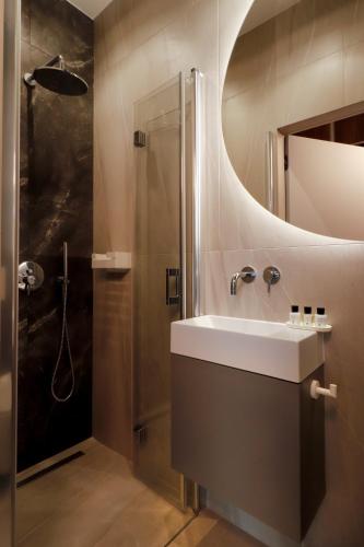 a bathroom with a sink and a shower at Apartamenty Olimpijska by RENT4YOU in Olsztyn