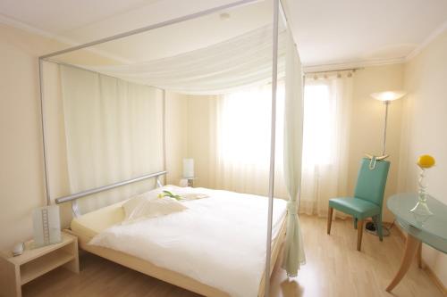 Ein Bett oder Betten in einem Zimmer der Unterkunft Hôtel Bellevue
