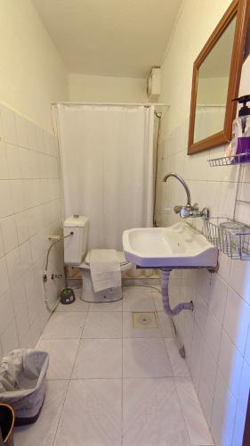 Bilik mandi di Rocky Mountain Hotel