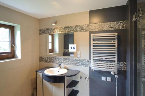 Un baño de Apartament nad jeziorem z tarasem