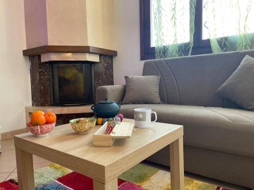 a living room with a couch and a coffee table at MalaMù BnB Eventi in Rigosa
