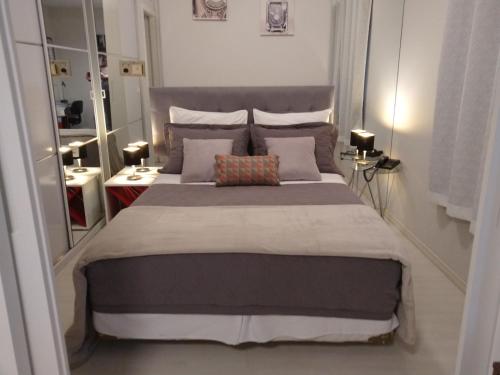 a bedroom with a large bed with pillows at Flat Charmoso Jardim Paulista in Sao Paulo