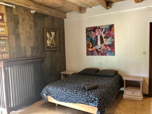 - une chambre avec un lit et une peinture murale dans l'établissement APPARTEMENT style loft industrielle de 250m2, à Longwy