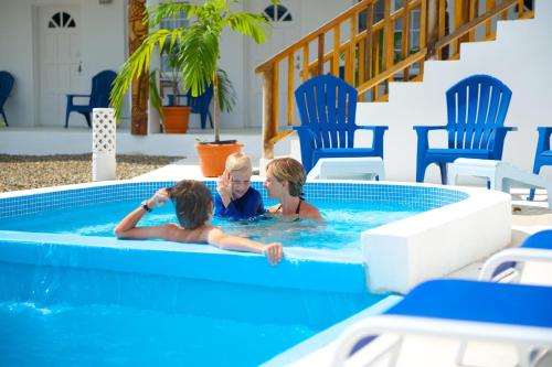 霍普金斯的住宿－麗都旅館，游泳池里的一个男人和两个孩子
