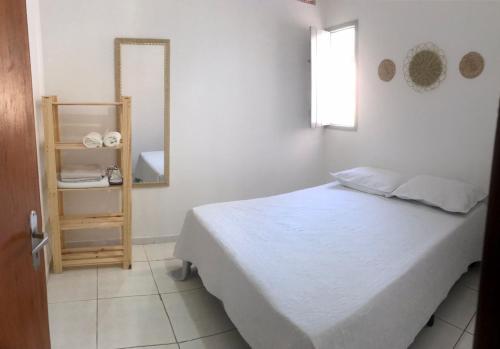 マラゴージにあるCasa Maria Bonitaのベッドと鏡のある白い寝室