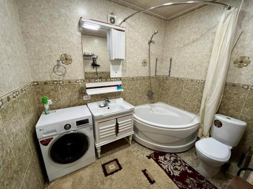 y baño con lavadora y aseo. en Samarkand luxury apartment #2, en Samarkand