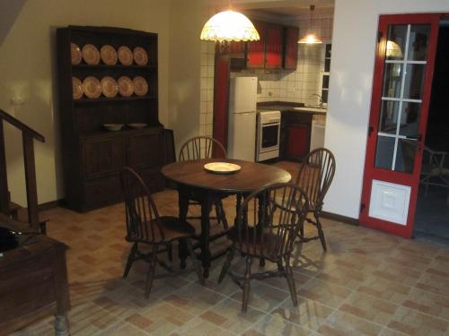 Arcos的住宿－Casa do Jardim de Lava，一间厨房,内设一张木桌和椅子