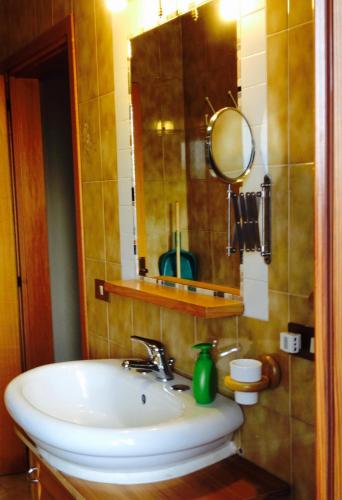 a bathroom with a sink and a mirror at B&B Casa Linda in Pradipozzo
