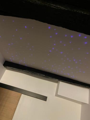 un écran sur une table avec des étoiles sur celle-ci dans l'établissement Appartement Rouen Le Voltaire Home, à Rouen