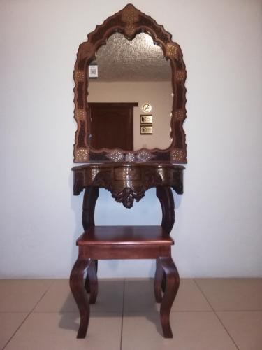 a dressing table with a mirror on top at Ganesha Hotel in San Cristóbal de Las Casas