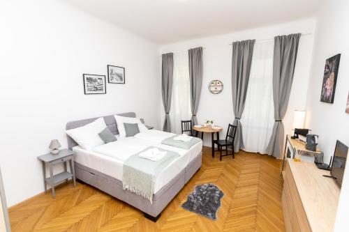 1 dormitorio con 1 cama, mesa y sillas en THE PLACE, IN THE 7TH DISTRICT OF VIENNA en Viena