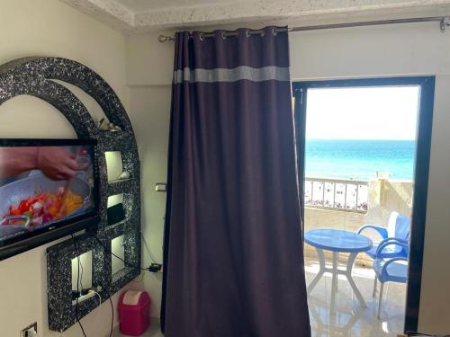 Habitación con ventana y vistas al océano. en family condo with panoramic sea view, en Alejandría