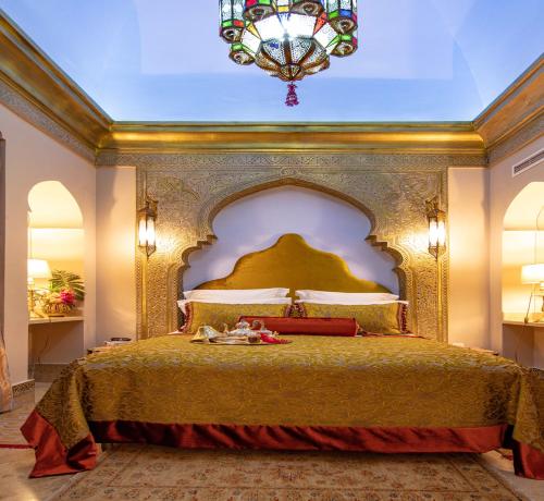 Una cama o camas en una habitación de Riad Dar El Malaika