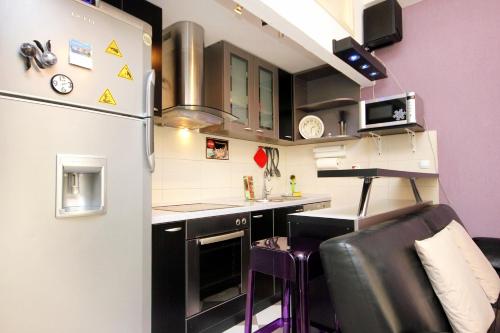 eine kleine Küche mit Kühlschrank und Spüle in der Unterkunft Apartments with WiFi Dubrovnik - 4681 in Dubrovnik