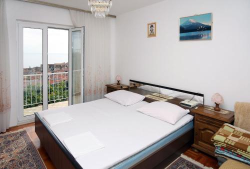 1 dormitorio con cama y ventana grande en Rooms with WiFi Dubrovnik - 4693, en Dubrovnik