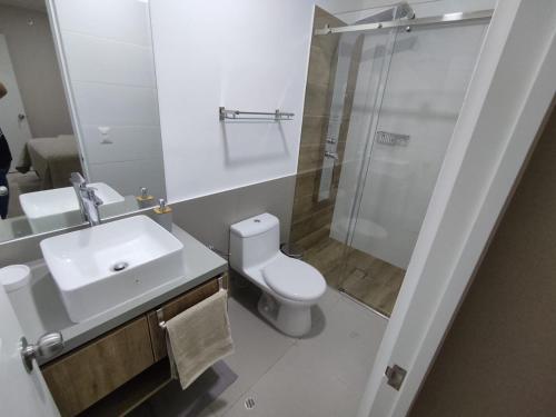 W łazience znajduje się toaleta, umywalka i prysznic. w obiekcie Epiqe Manuel Olguin 600 w mieście Lima