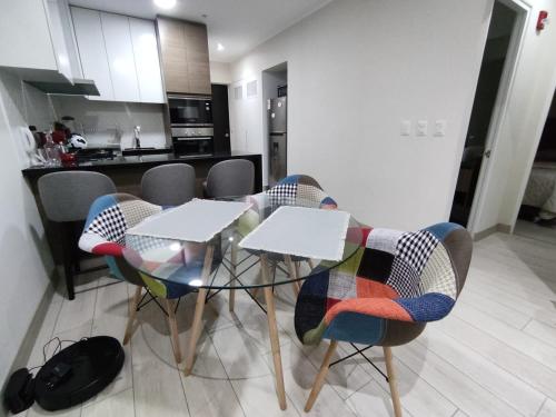 a kitchen with a table and chairs in a room at Epiqe Manuel Olguin 600 in Lima