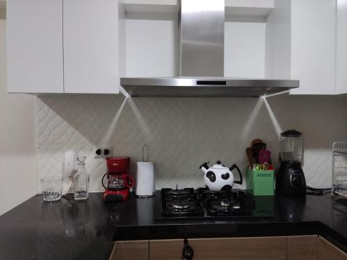 a kitchen with a black counter top with a stove at Epiqe Manuel Olguin 600 in Lima