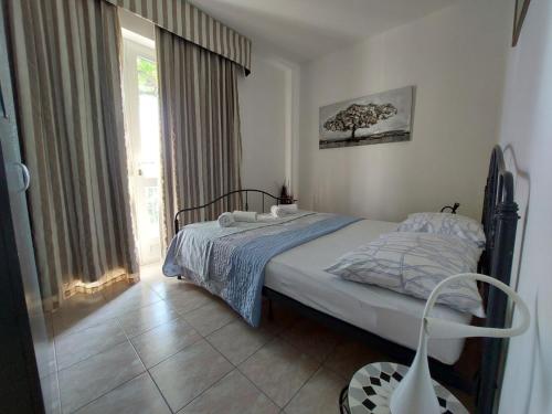 米利尼的住宿－Apartments with a parking space Plat, Dubrovnik - 4776，一间卧室设有一张床和一个窗口