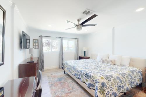 um quarto com uma cama e uma ventoinha de tecto em Portola Oasis em Monterey