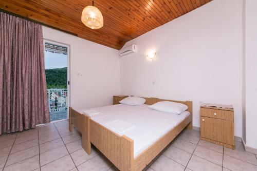 Posteľ alebo postele v izbe v ubytovaní Apartment Podaca 4734b