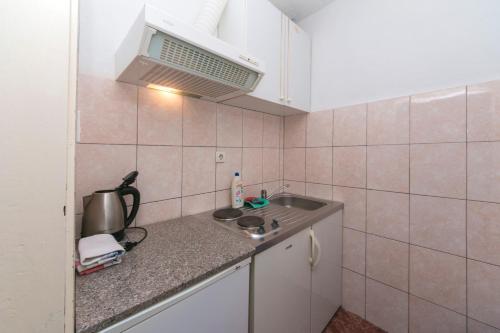Kuchyňa alebo kuchynka v ubytovaní Apartment Podaca 4734b