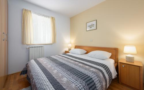Ένα ή περισσότερα κρεβάτια σε δωμάτιο στο Family-friendly apartments with swimming pool Basanija, Umag - 3402