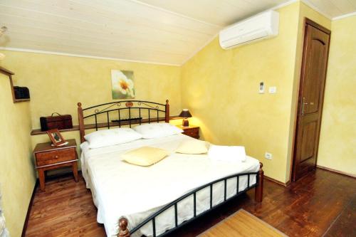 Katil atau katil-katil dalam bilik di Family friendly house with a swimming pool Kozljak, Central Istria - Sredisnja Istra - 3399