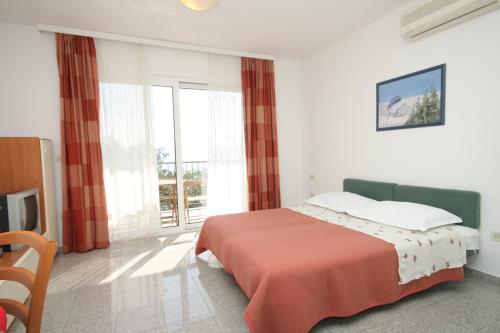 - une chambre avec un lit et une grande fenêtre dans l'établissement Apartment Medveja 3430b, à Medveja