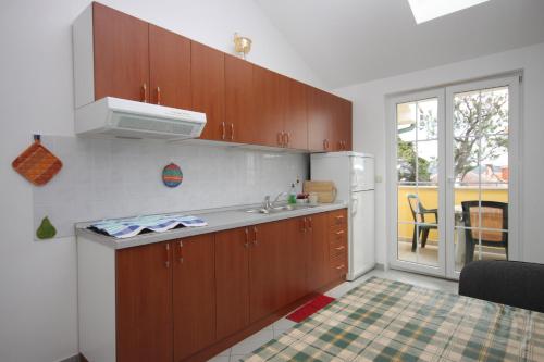 Kuchyňa alebo kuchynka v ubytovaní Apartment Nerezine 3451c