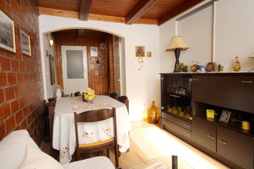 - une salle à manger avec une table et un canapé dans l'établissement Apartments with WiFi Trsteno, Dubrovnik - 4746, à Trsteno