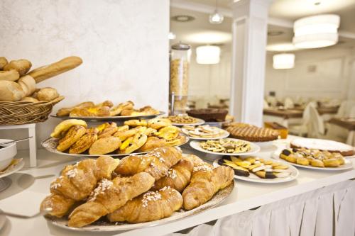 een buffet vol met verschillende soorten gebak en brood bij Hotel Aurora in Rimini