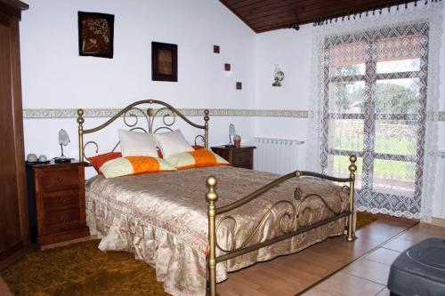 - une chambre avec un lit et une fenêtre dans l'établissement Luxury villa with a swimming pool Belavici, Marcana - 3028, à Barban