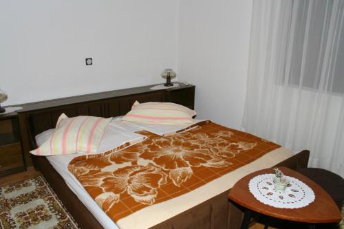 Apartments by the sea Baska Voda, Makarska - 2724 في باسكا فودا: غرفة نوم مع سرير وطاولة مع طاولة sidx sidx