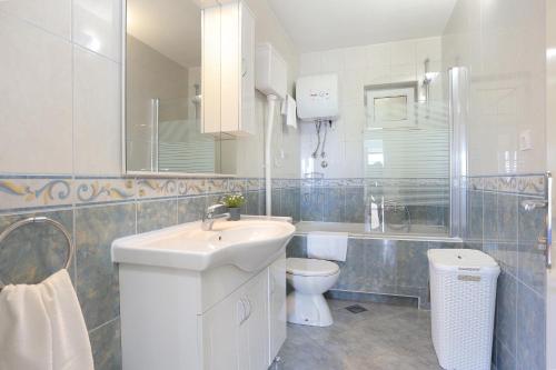 Kúpeľňa v ubytovaní Apartments by the sea Brela, Makarska - 2718