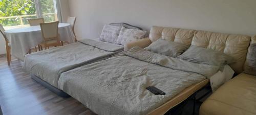 Ένα ή περισσότερα κρεβάτια σε δωμάτιο στο Pliska apartment