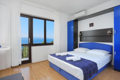 Posteľ alebo postele v izbe v ubytovaní Apartments by the sea Brela, Makarska - 2718