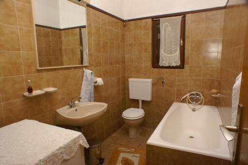 Kúpeľňa v ubytovaní Apartments by the sea Drasnice, Makarska - 2722