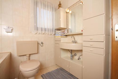 Un baño de Apartments by the sea Tucepi, Makarska - 2694