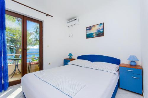 Katil atau katil-katil dalam bilik di Apartments by the sea Pisak, Omis - 2802