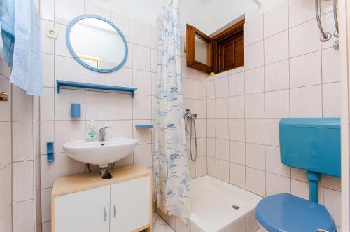 La salle de bains est pourvue d'un lavabo, de toilettes et d'un miroir. dans l'établissement Studio Pisak 2802b, à Pisak