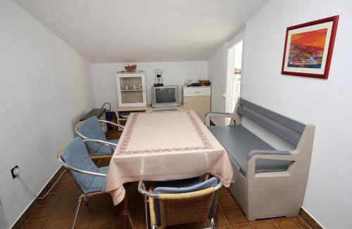 een ziekenhuiskamer met een tafel en stoelen erin bij Apartments by the sea Podaca, Makarska - 2695 in Podaca