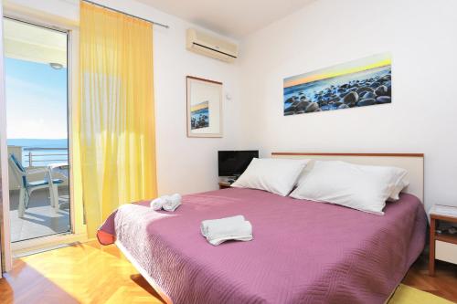 Postel nebo postele na pokoji v ubytování Apartments by the sea Stanici, Omis - 2764