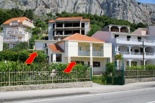 Fotografia z galérie ubytovania Apartments with a parking space Omis - 2751 v Omise