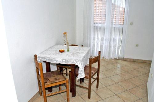 uma sala de jantar com uma mesa e cadeiras e uma janela em Apartments with a parking space Omis - 2751 em Omiš