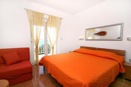 Postel nebo postele na pokoji v ubytování Apartments by the sea Zaostrog, Makarska - 2816