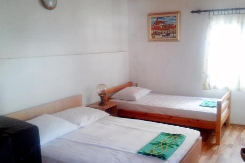 Postel nebo postele na pokoji v ubytování Studio Drvenik Donja vala 2732b