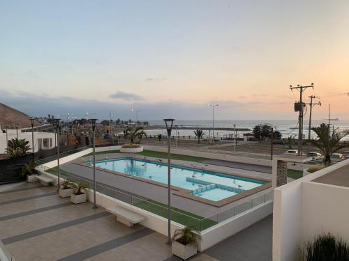 a swimming pool on the roof of a building at Departamento frente al mar en Arica in Arica